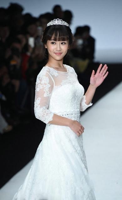 杨紫婚纱惊艳走秀 熊乃瑾新娘美似公主