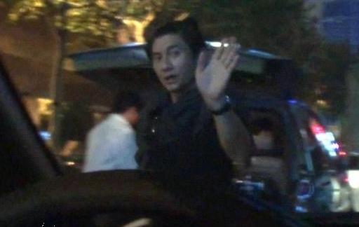 吴奇隆刘诗诗深夜同返爱巢 见偷拍友好示意