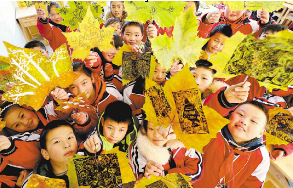 缤纷“树叶画”