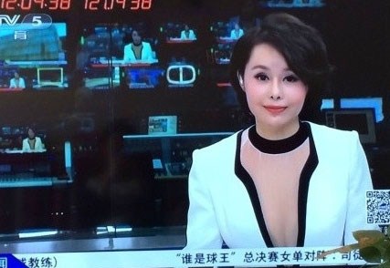 央视女主播肉色内衣出镜引热议 嘟嘴自拍卖萌