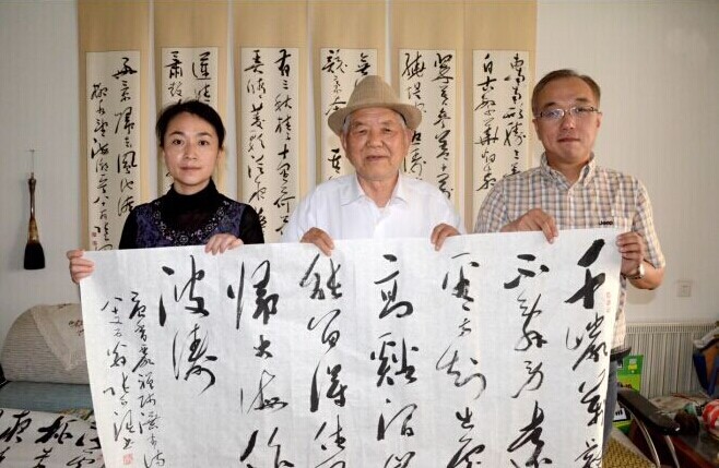 张正渭向市博物馆捐赠书法作品
