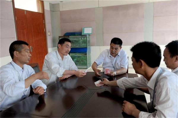 连云港供电公司基层站所捐助“五保”老人送光明