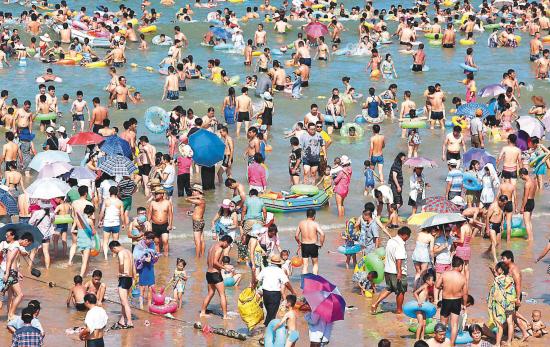 连云港海滨浴场恢复开放 游客消暑休闲