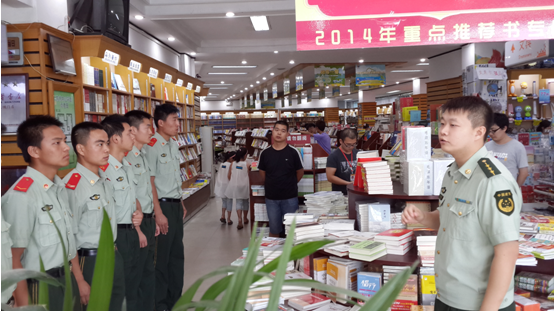 连云港市图书馆“自主点读式”购书深受官兵欢迎