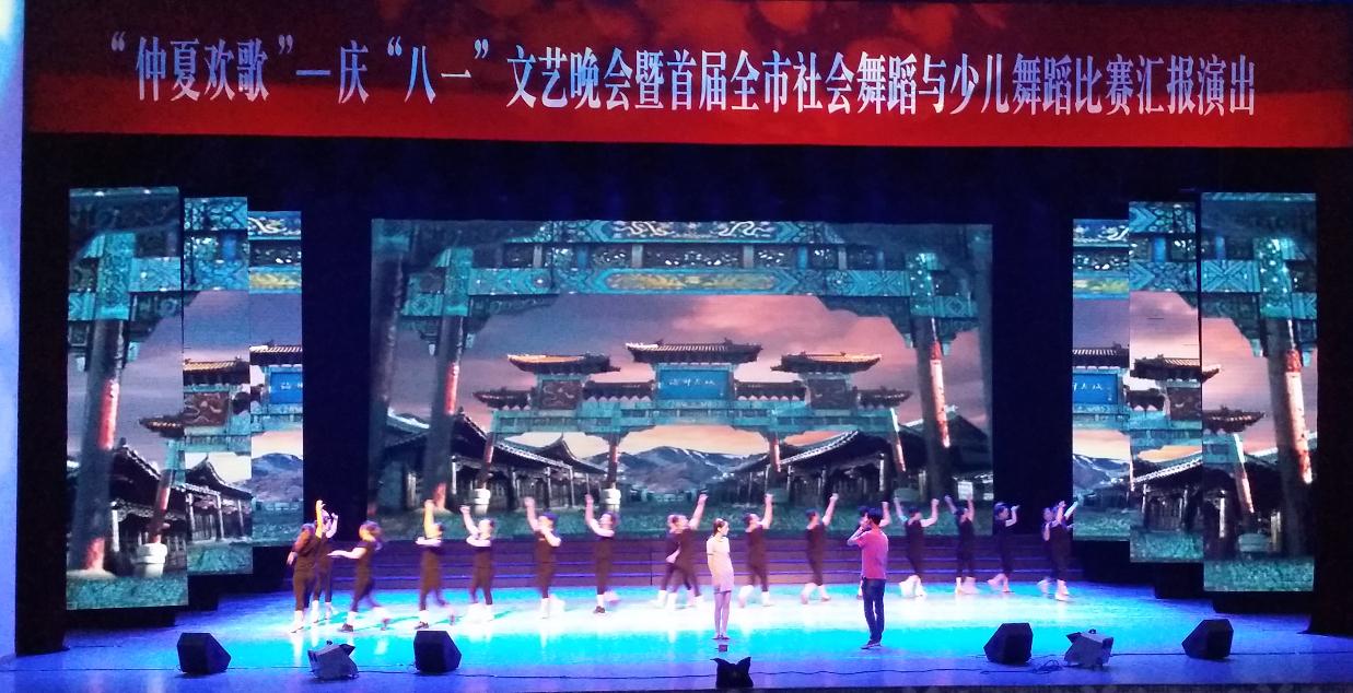 仲夏欢歌庆“八一”文艺晚会紧张彩排