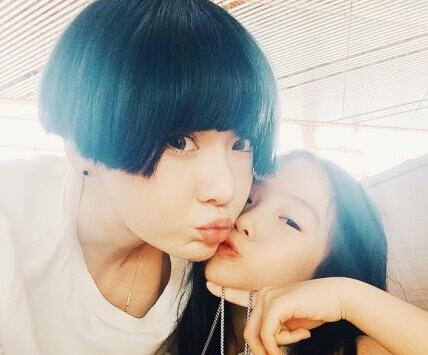 高晓松前妻晒与女儿亲吻照 网友：幸好不像爹
