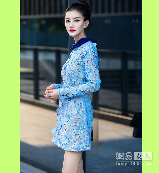 时尚博主戚染示范 早秋选款漂亮的刺绣镂空裙