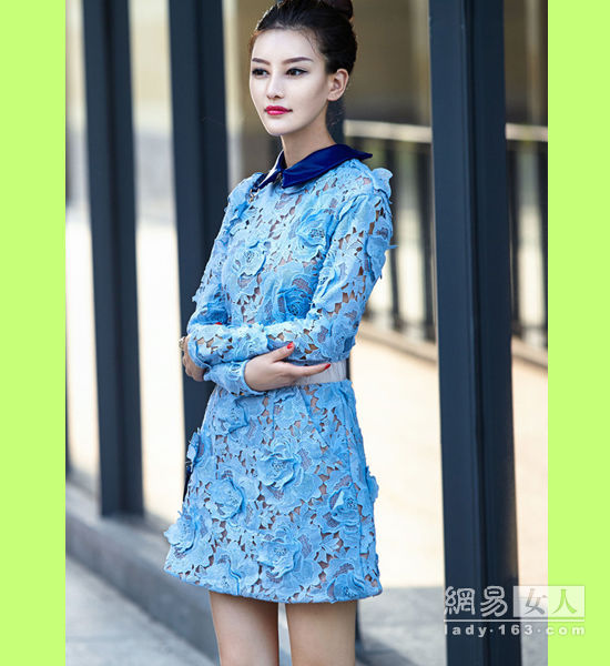 时尚博主戚染示范 早秋选款漂亮的刺绣镂空裙