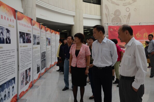 省侨界纪念建国65周年图片展在连云港市展出