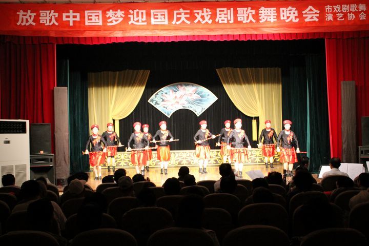 “放歌中国梦”喜剧歌舞晚会在连云港淮海剧团举行