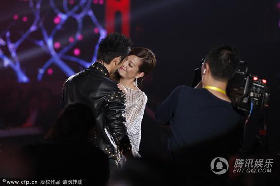 黄晓明拥吻“初恋”赵薇 不惧女友baby吃醋