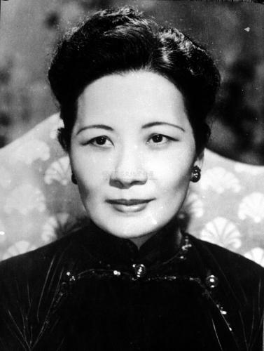 故宫与宋美龄：台北故宫出售蒋夫人画是迎合政治权力