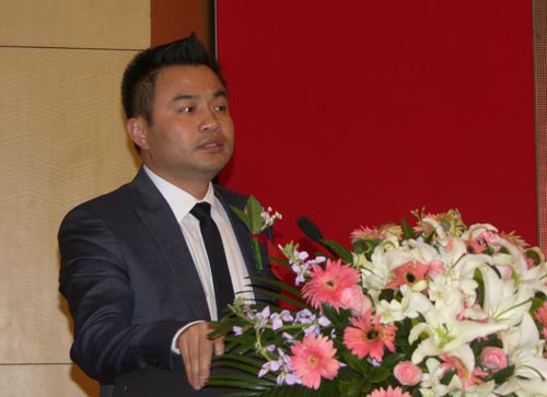 太阳雨集团总裁陈荣华上台致辞