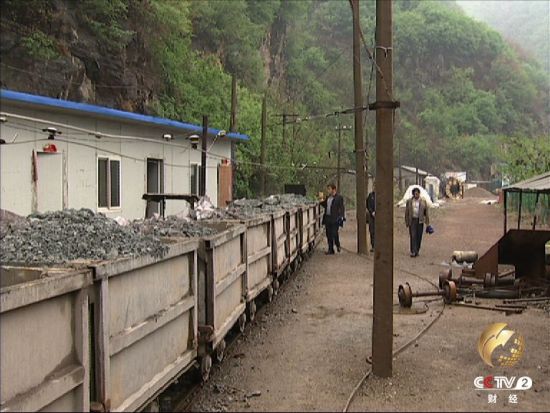 央视曝金价下跌2/3金矿多停工 中国大妈学费已交