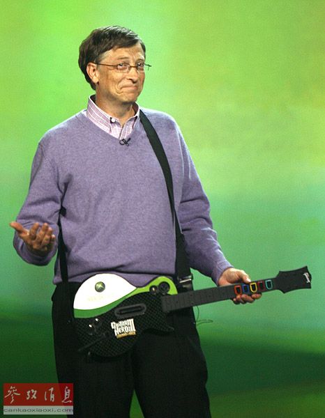 资料图片：2008年1月6日，在美国拉斯韦加斯，美国微软公司创始人比尔·盖茨背着控制音乐游戏的“吉他”发表演讲。新华社/路透