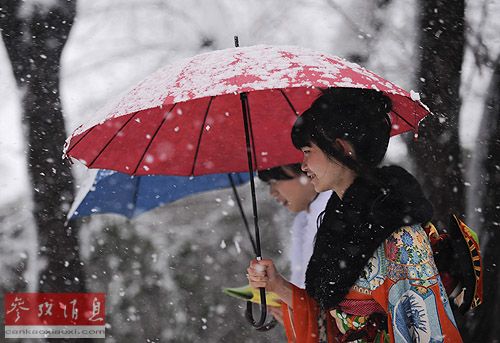 资料图片：2013年1月14日，在日本东京一家游乐场，身着和服的女孩们踏雪参加“成人节”。每年1月的第二个星期一是日本的“成人节”，刚满20周岁的日本男女穿上盛装，参加“成人式”，步入成人世界。新华社发（关贤一郎摄）