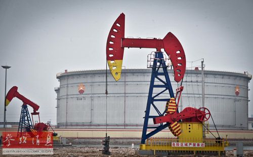 资料图片：2012年5月29日，两台钻油机在中石油原油储备库前运转。新华社记者岳月伟摄 