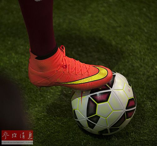 4月25日，克·罗纳尔多在发布会上试穿新战靴。当日，耐克公司在西班牙马德里发布了2014年世界杯最新足球鞋“刺客”。葡萄牙著名球员克·罗纳尔多出席发布会，并在现场担当起模特穿上新战靴进行展示。新华社记者谢海宁摄