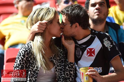 资料图片：6月15日，一对情侣球迷在比赛开始热吻。当日，在巴西巴西利亚马内·加林查国家体育场进行的2014年巴西世界杯小组赛E组比赛中，瑞士队对阵厄瓜多尔队。新华社记者刘大伟摄