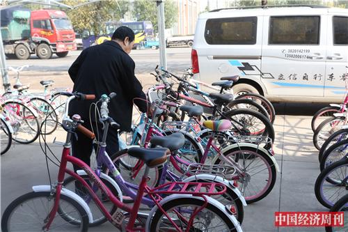 王庆坨镇聚集了诸多自行车商铺厂商，但如今挑选购买或订货的客户寥寥无几。（《中国经济周刊》记者 银昕 摄）