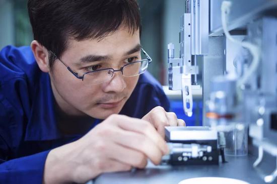 富士康大裁员假的 鸿海市值首次跌破万亿台币是真的