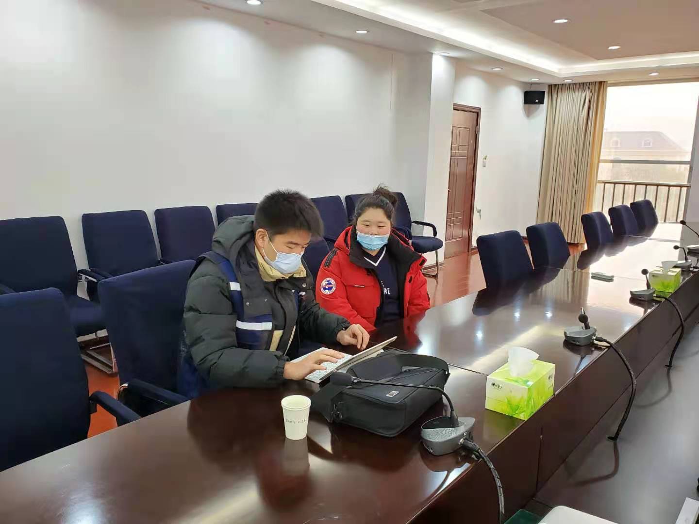 无畏严寒 生态环境分局开展污染源监督性检测