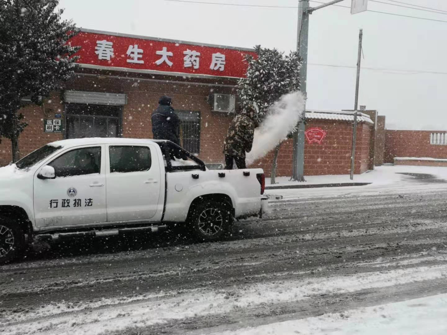 连云港朝阳街道市政环卫部门积极应对雨雪天气