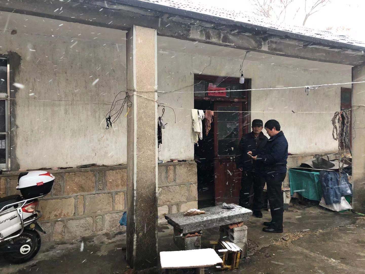 朝阳街道刘巷村走访“三无” 老人 慰问温暖人心