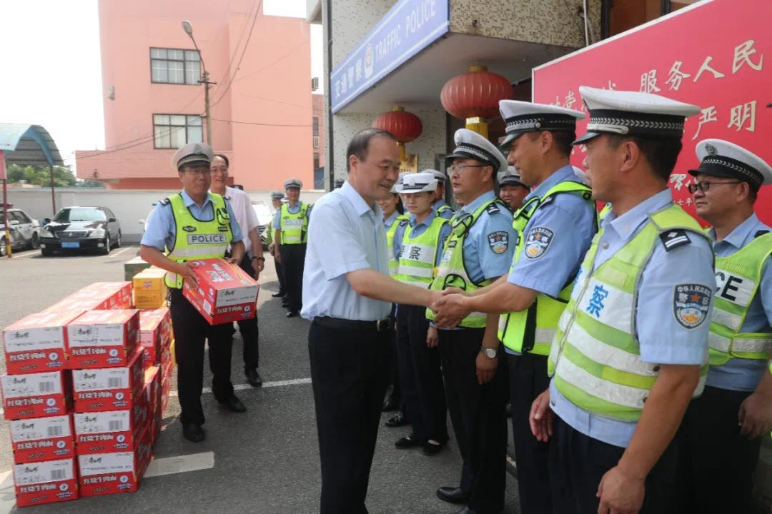 尹哲强慰问市交警支队开发区大队