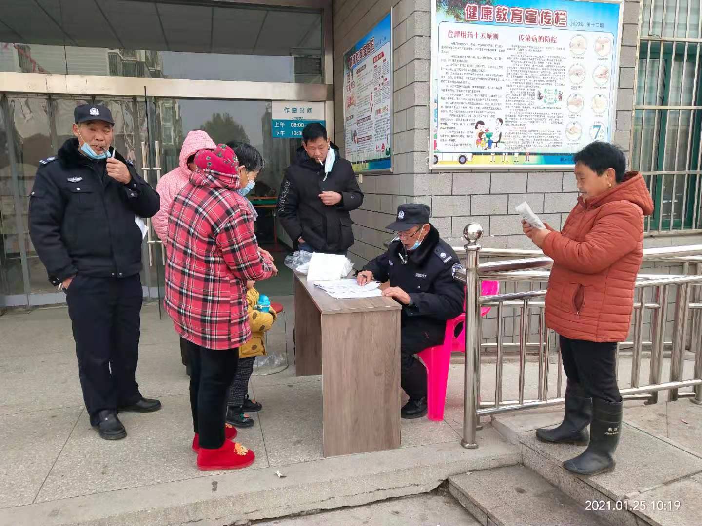 连云港朝阳街道各村居为老年人免费发放口罩