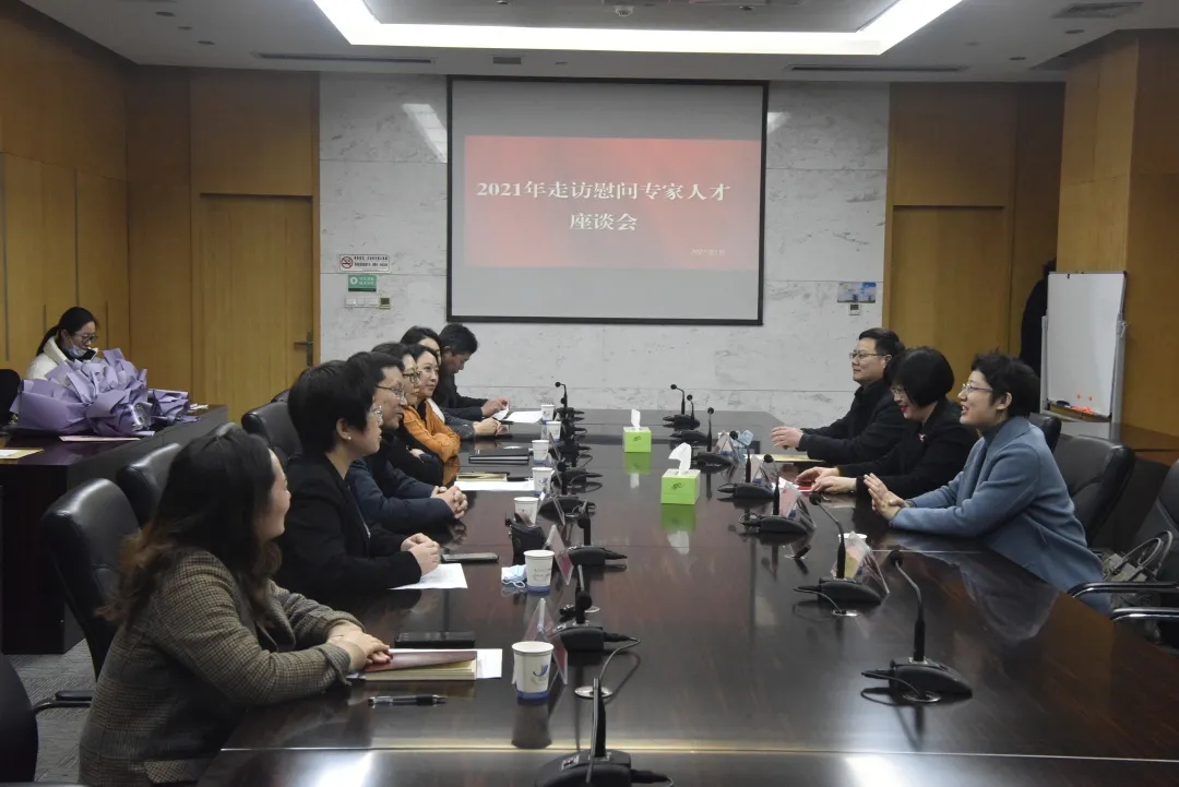 市人社局党组书记、局长程晓红一行人慰问我区专家人才