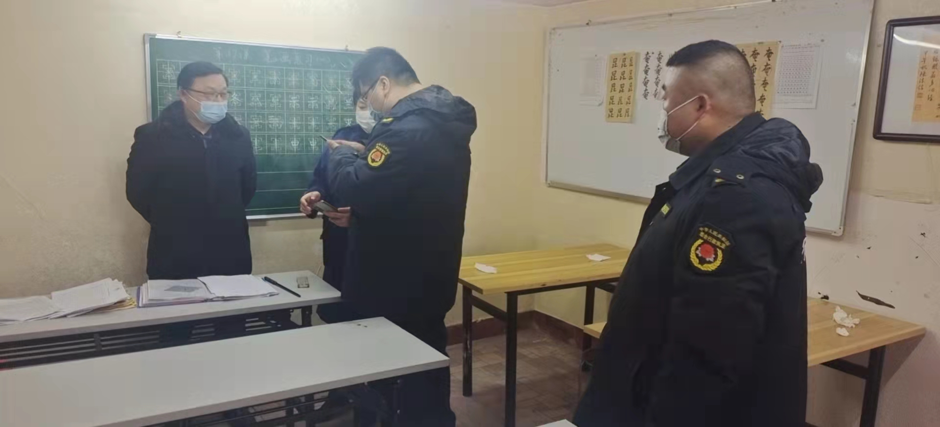 市开发区中云街道：对辖区非经营生活必需品的门店进行巡查