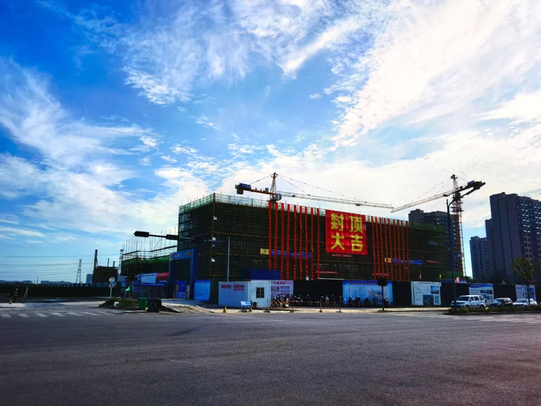 苍梧小学开发区校区新建项目迎来首座教学楼主体封顶