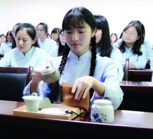 女生身着民国服饰学习茶艺 通讯员叶慧供图