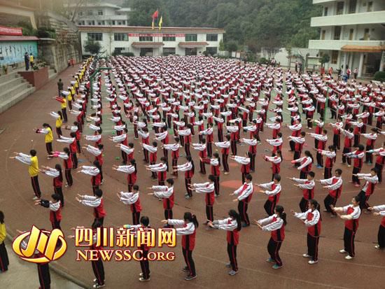 泸州市千余中学生课间操齐打八式太极 场面壮观