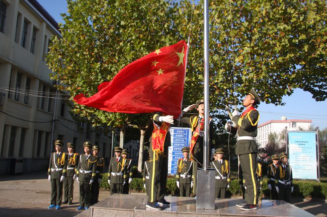 连云港灌南县第二中学：举行宪法日特别升旗仪式
