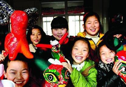 连云港建国路小学生开展布艺手工创作