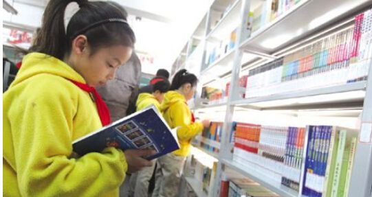 关爱进城务工子女图书馆在连云港市浦东小学成立