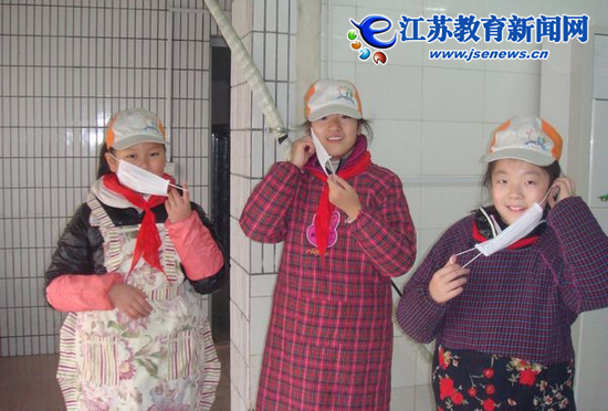 扬州育才实验学校：我进食堂帮厨一天（图）