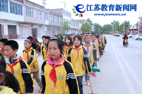 泗阳裴圩小学：小义工进社区 引领社会新风尚（图）
