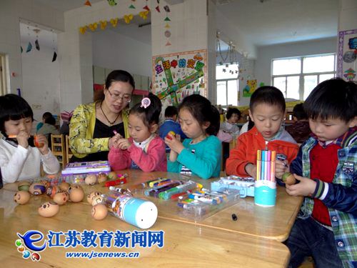 赣榆实幼：绘彩蛋·称体重·品立夏（图）