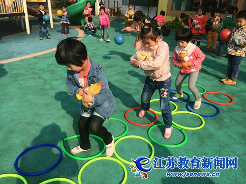 扬中八幼：感恩体验 “我来当妈妈”（图）