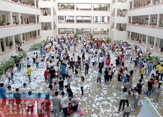 学校下“纸雨”为高考学生减压 场面震撼(图)