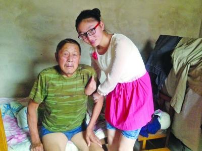 19岁女孩高考后 每天打工9小时给爷爷挣药费