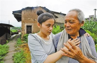 父亲嗜赌母亲出走 女孩吃百家饭长大考上大学(图)