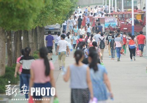 高考工厂女生穿短裙会被打 统一上厕所(组图)