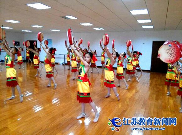 洪泽实小“七彩的夏日”活动传承“渔鼓舞”（图）