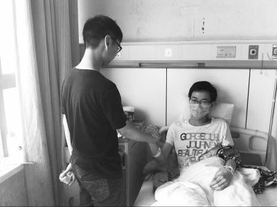 郑州18岁男孩高考后确诊白血病 母亲卖房救儿