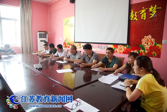 如皋何庄小学：党员教师忙“充电”（图）