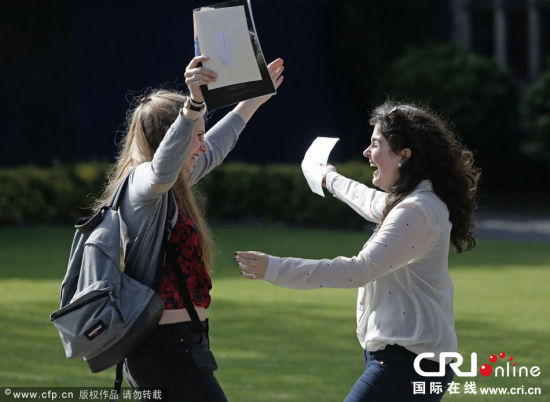 英国“高考”成绩公布学生难掩激动情绪
